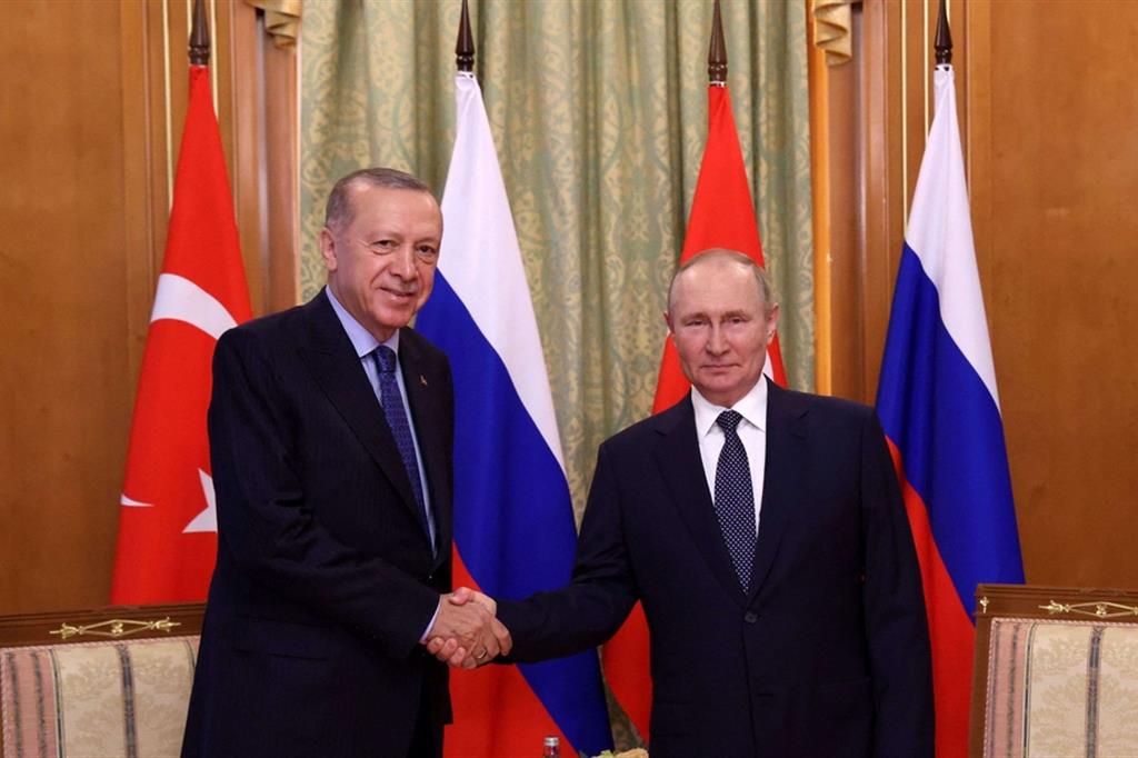 Erdogan, a sinistra, e Putin si incontrano a Sochi in cerca di punti comuni