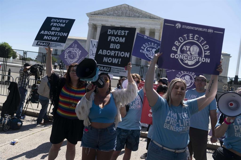 Attivisti anti-aborto davanti alla Corte suprema Usa: «Protezione dal concepimento» e «Non investire sull’aborto», gli slogan