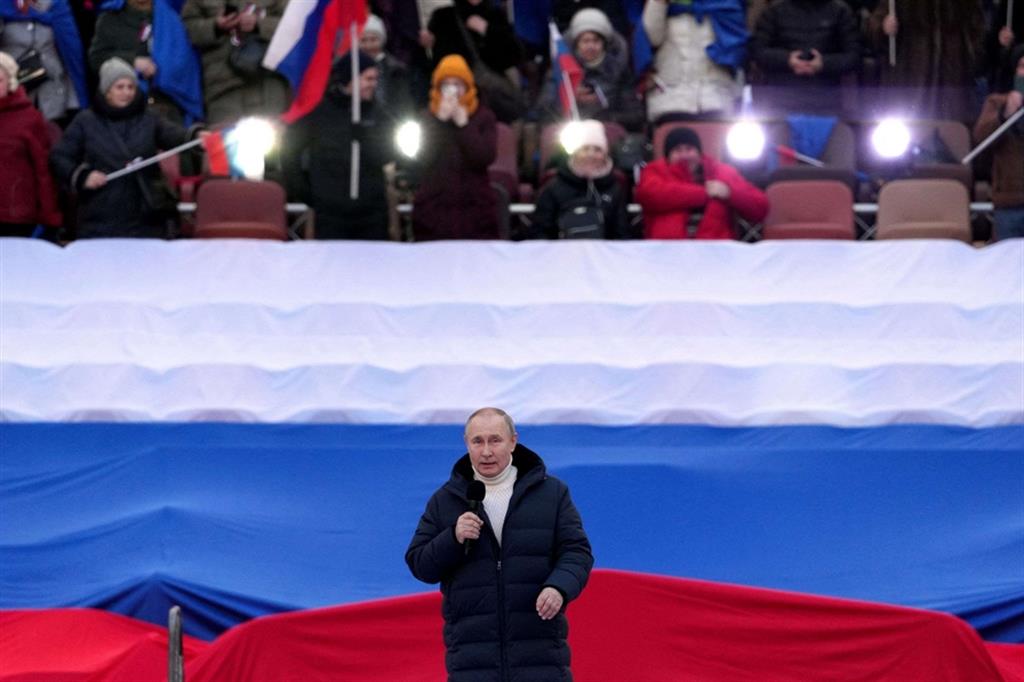 Putin allo stadio Luzhniki di Mosca nell'8° anniversario dell'annessione della Crimea