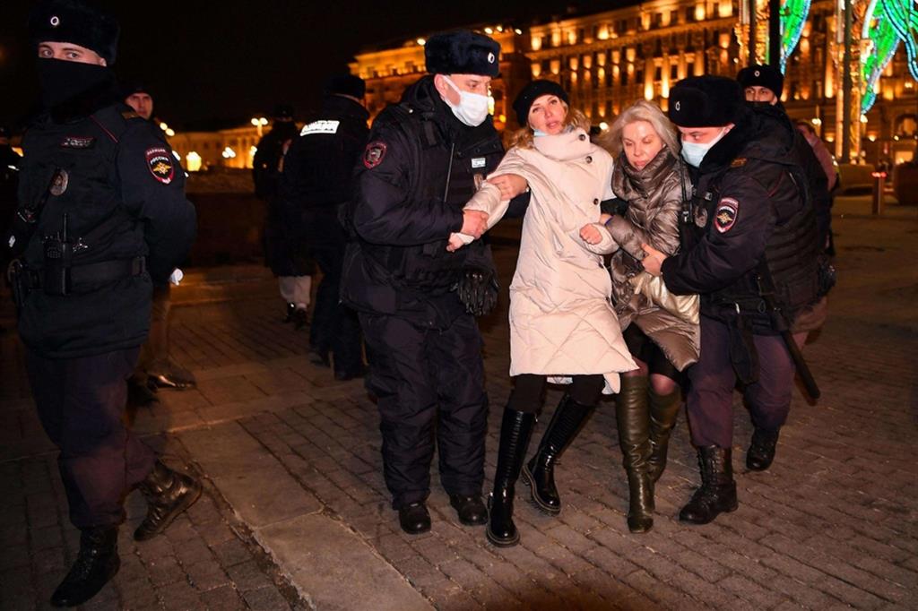 Proteste contro la guerra in Ucraina. Due donne arrestate e portate via dalla polizia a Mosca