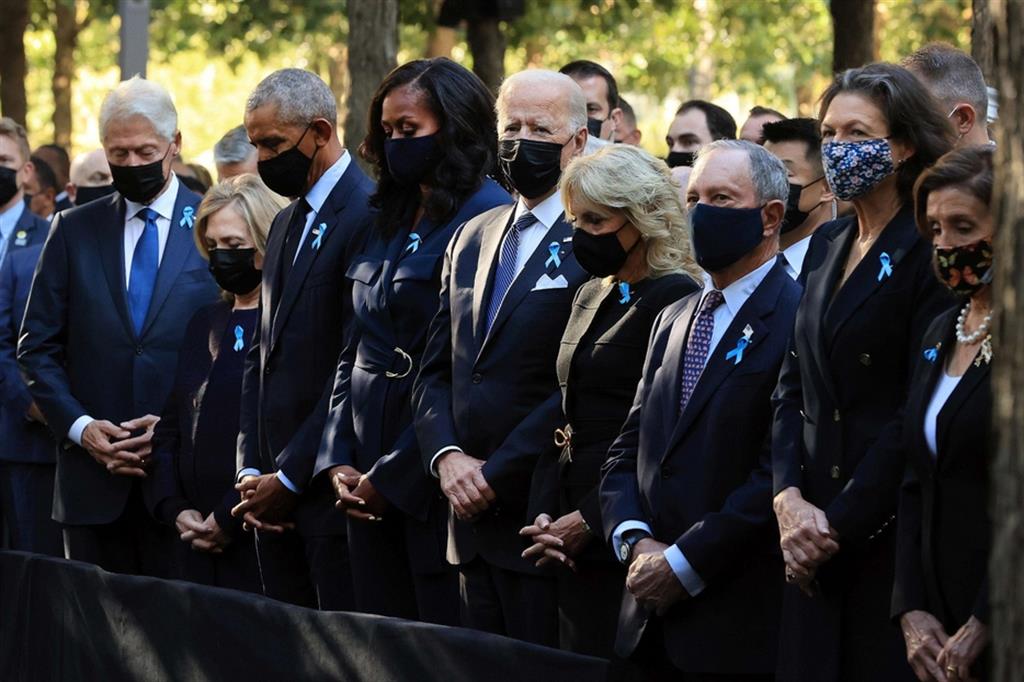 Il presidente americano Joe Biden, con i predecessori Barack Obama e Bill Clinton e le rispettive consorti al Memoriale di Ground Zero a New York City lo scorso anno