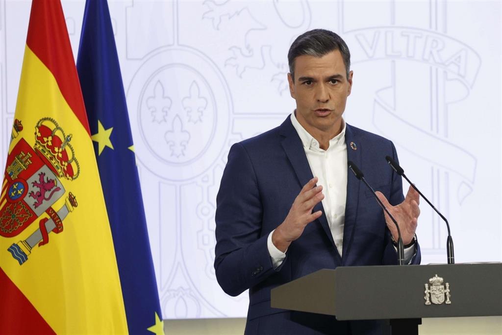 Il premier spagnolo Pedro Sanchez senza cravatta