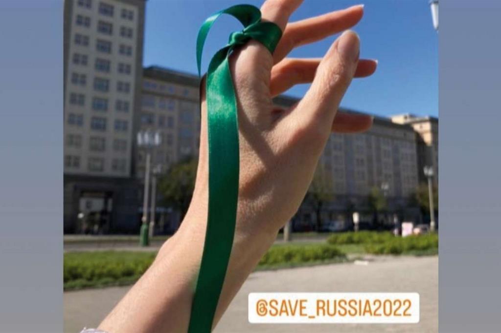 Le immagini dei nastri rilanciate dall'account Save Russia