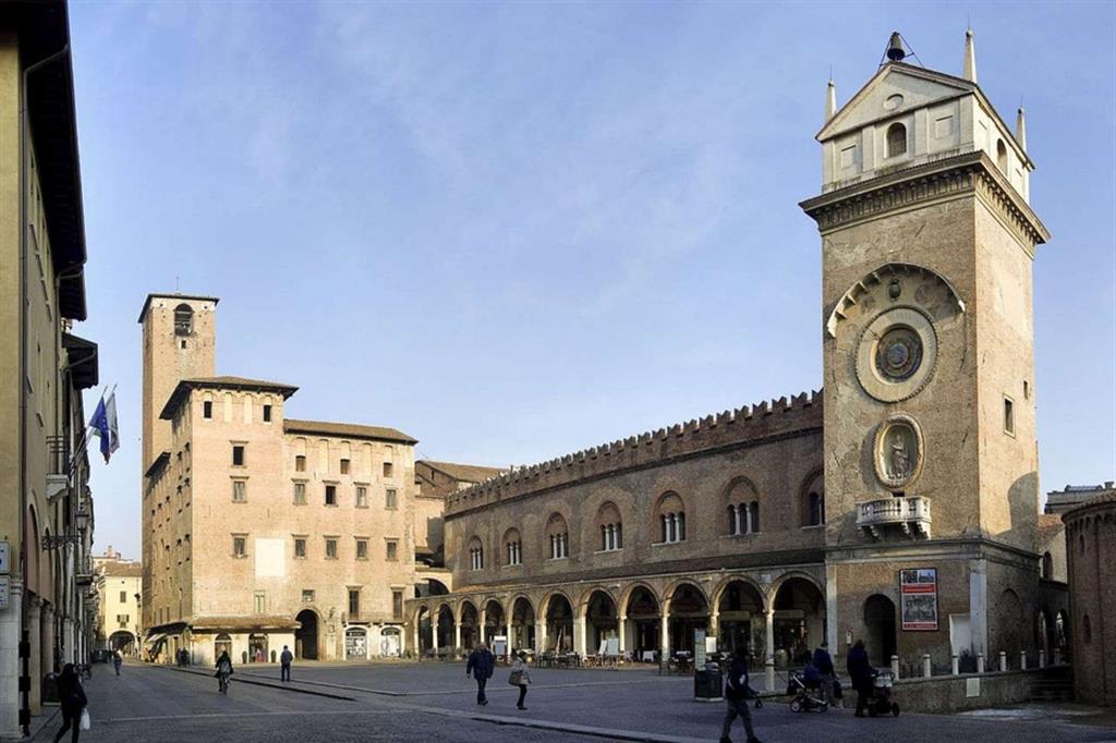 Mantova, piazza erbe, con palazzo della ragione