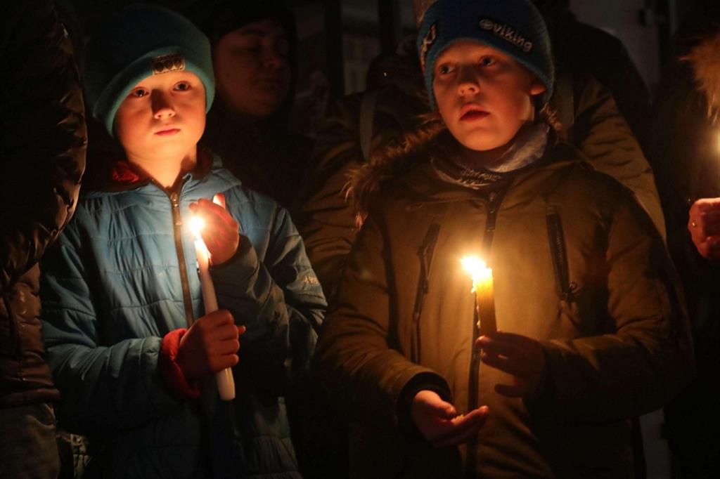 Bambini in preghiera durante una delle numerose veglie di questi giorni per invocare la pace in Ucraina