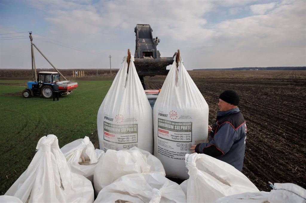 Nel villaggio di Yakovlivka, fuori Kharkiv, scarica il fertilizzante che servirà a preparare il terreno alla semina