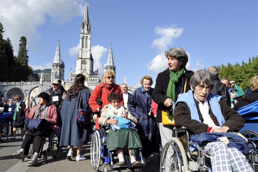 Sono migliaia i fedeli che ogni anno raggiungono il Santuario mariano di Lourdes