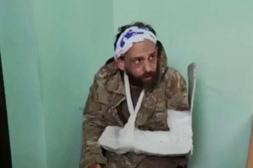 Un fermo immagine tratto da un video del ministero della Difesa russo che mostra un uomo ferito catturato in Ucraina. Il suo nome sarebbe Andrew Hill e sarebbe di nazionalità inglese