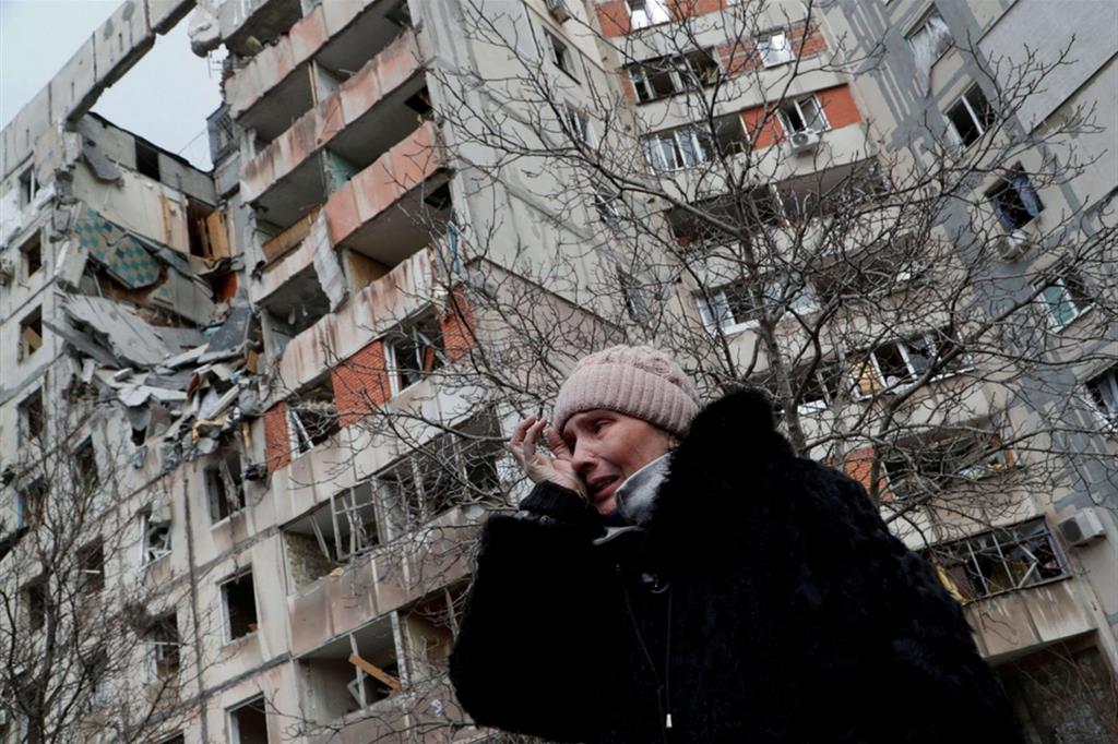 Il pianto di una donna a Mariupol dopo un attacco russo