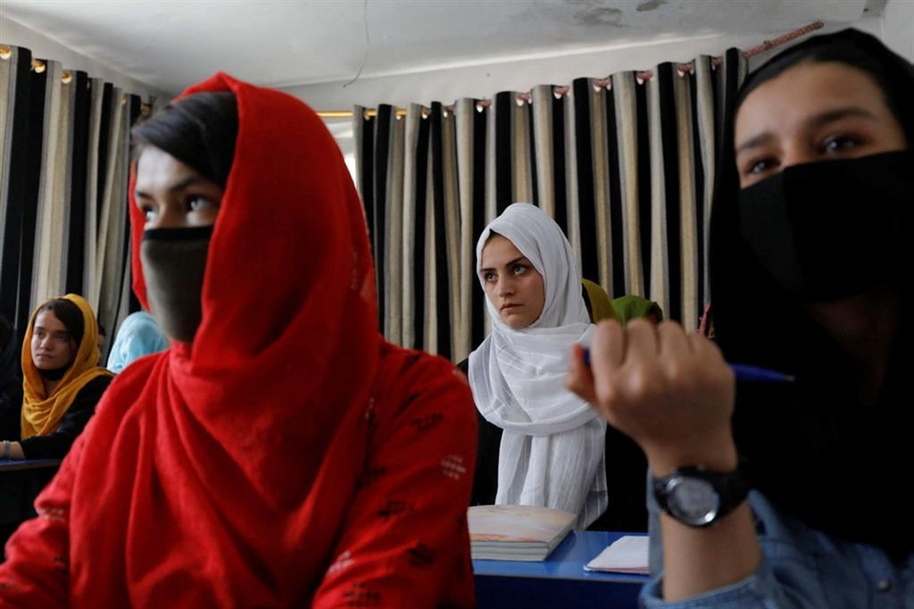 Kerishma Rasheedi, 16, and la sua compagna di classe seguono le lezioni in una scuola private a Kabul