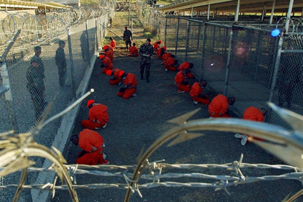La detenzione all'interno di Camp Delta nel 2002