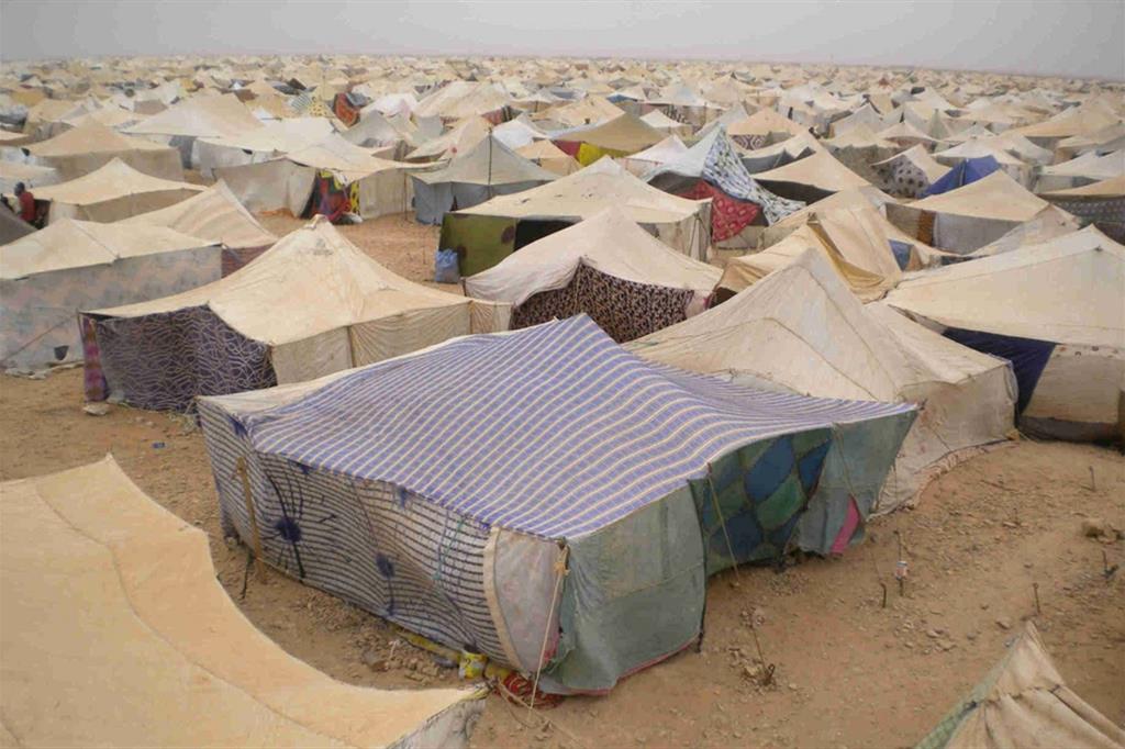 Un campo profughi dei saharawi cacciati dai loro territori dall'invasione marocchina. La foto è del 2010, da allora per questo popolo non è cambiato nulla