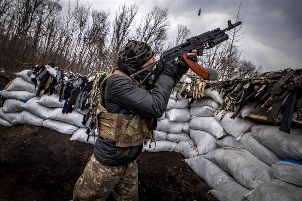 Un soldato ucraino. La guerra non si combatte solo con le armi da fuoco, ma anche con quelle della propaganda tra video e audio sui social