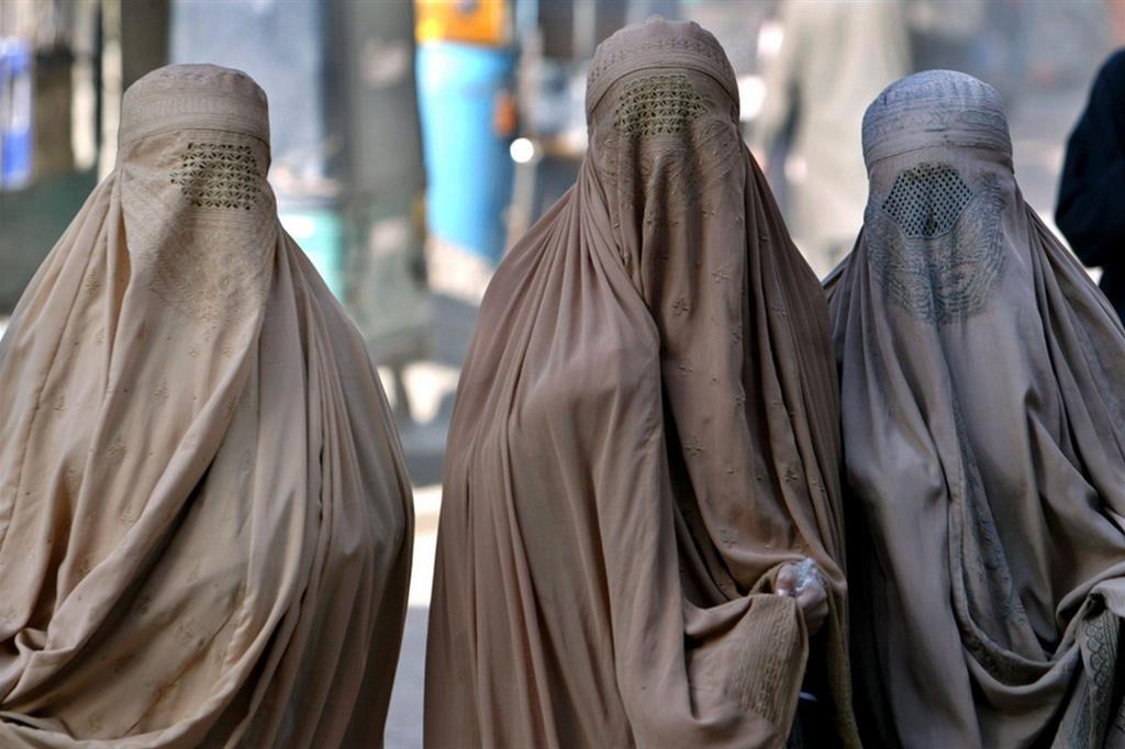 Taleban impongono il burqa in pubblico alle donne