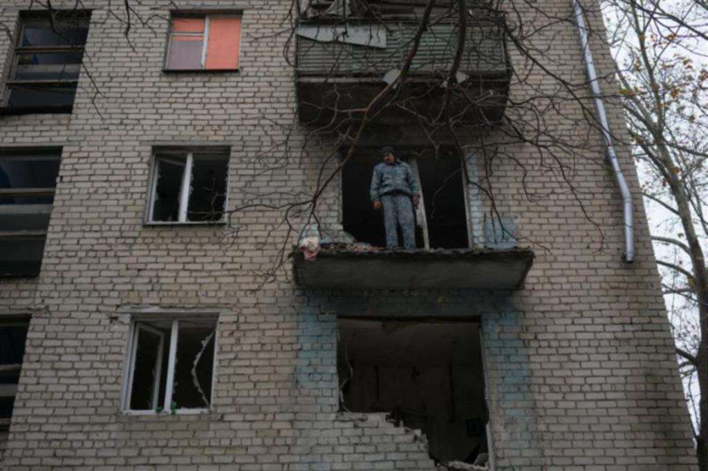 Sul balcone a Kherson, dopo i raid russi