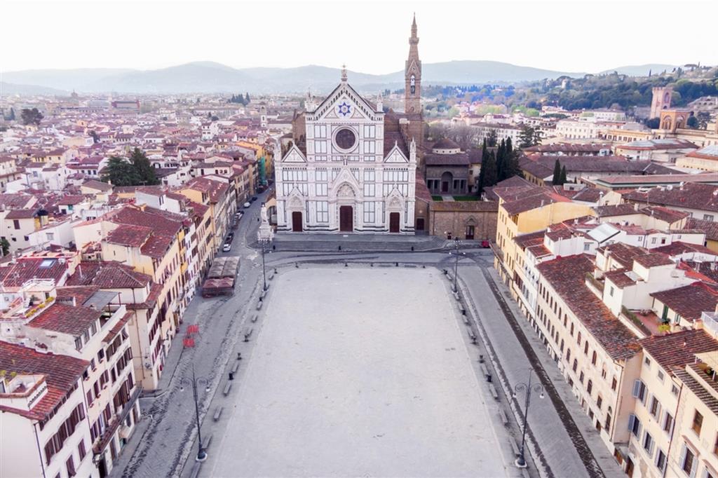 Piazza Santa Croce deserta a Firenze, durante il lockdown