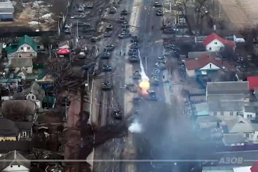Un fermo immagine tratto da un video delle forze armate ucraine mostra i carriarmati russi che che si ritirano a  Brovary, 11 marzo