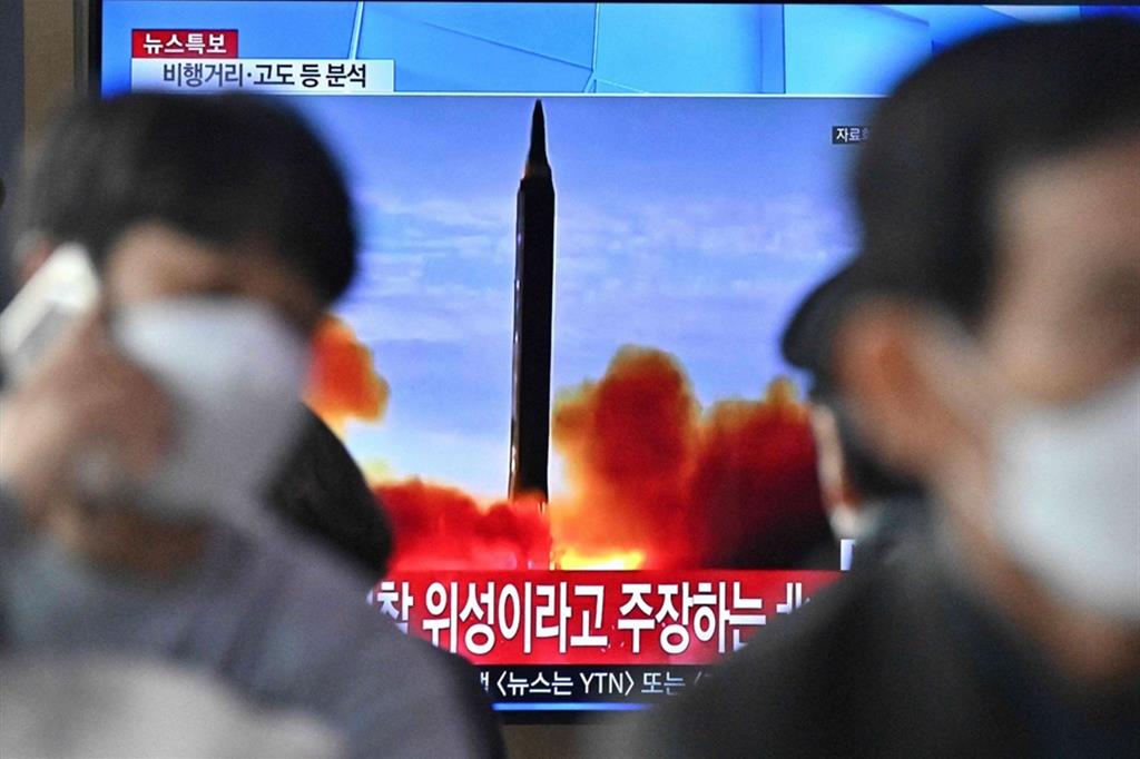 Uno schermo alla stazione ferroviaria di Seul (Corea del Sud) rilancia le immagini del lancio del missile balistico della Cortea del Nord