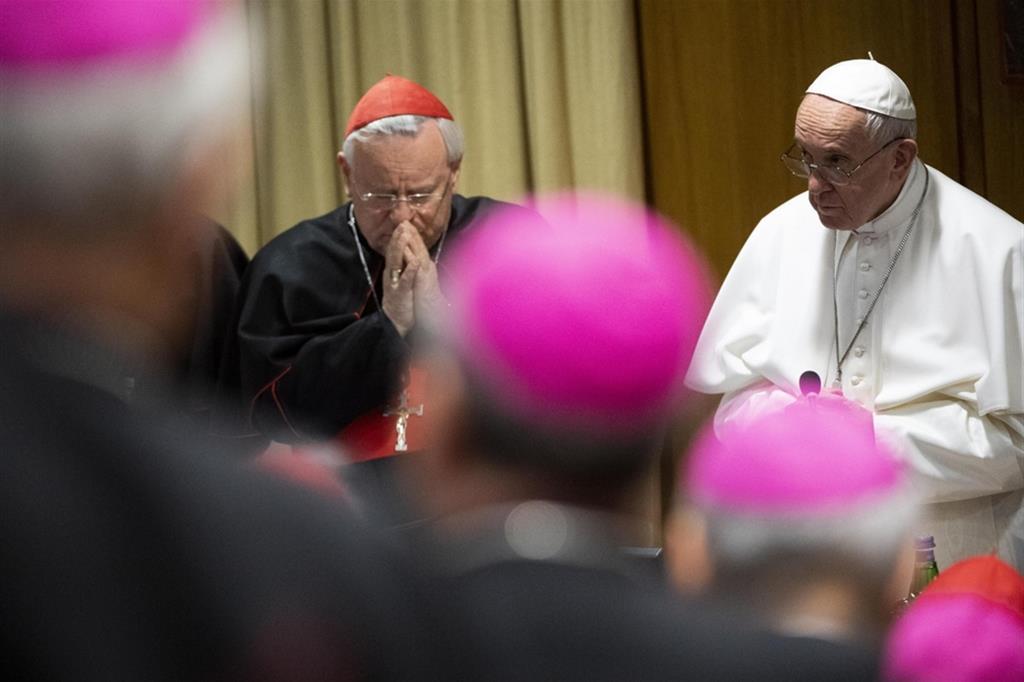 Un incontro tra papa Francesco e i vescovi italiani (nella foto il cardinale Gualtiero Bassetti) nel maggio 2019