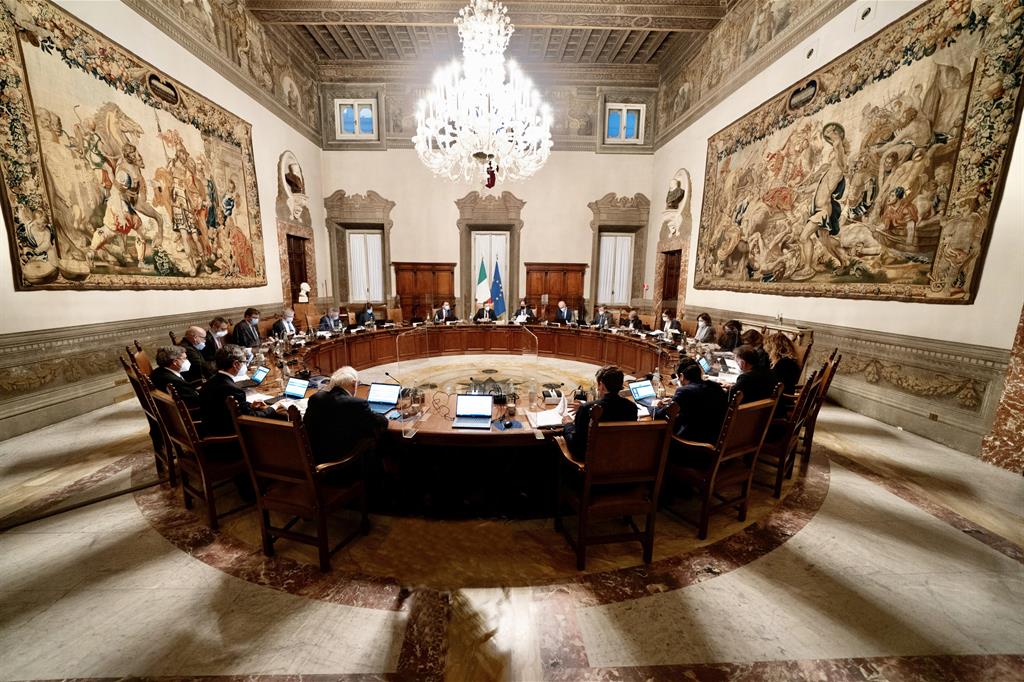 La sala di Palazzo Chigi durante una riunione del Consiglio dei ministri