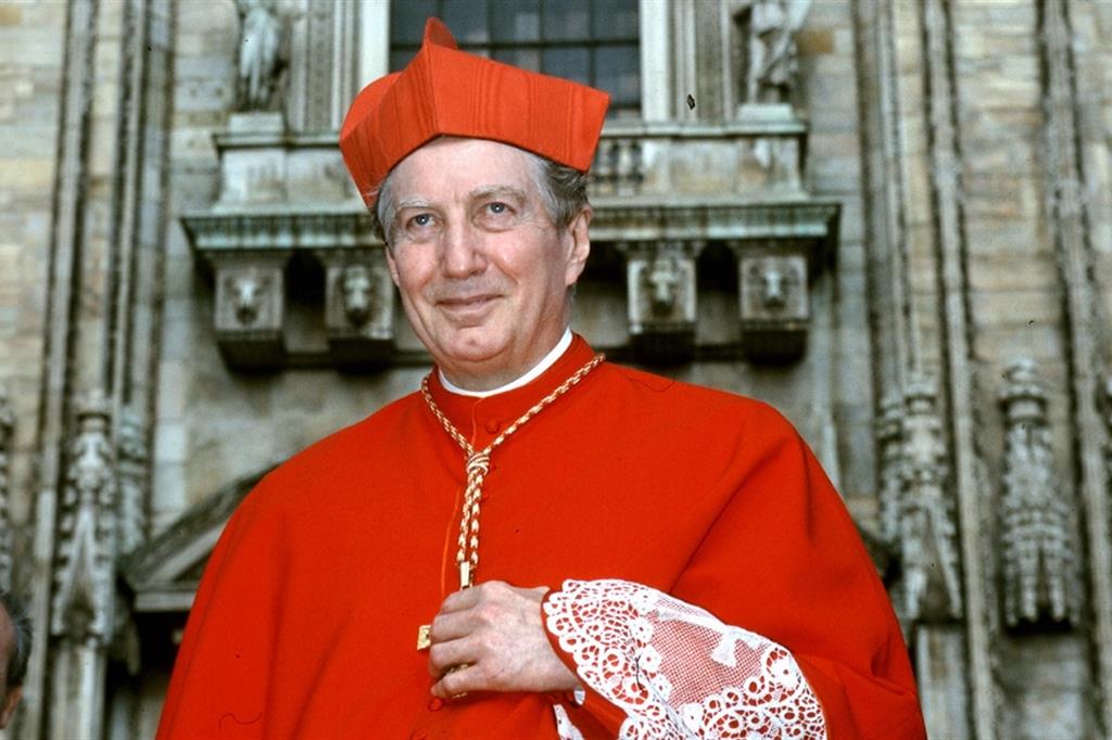 Il cardinale Carlo Maria Martini in Piazza del Duomo a Milano, nel maggio 1994