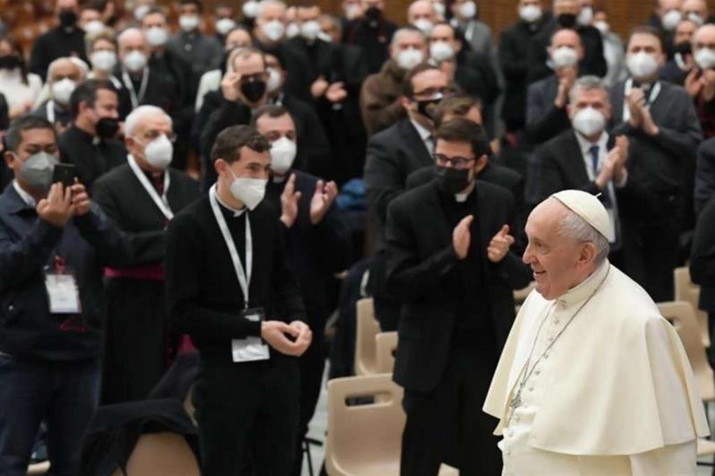 Il Papa: qualche sacerdote, qualche vescovo deve essere evangelizzato, è il dramma di oggi