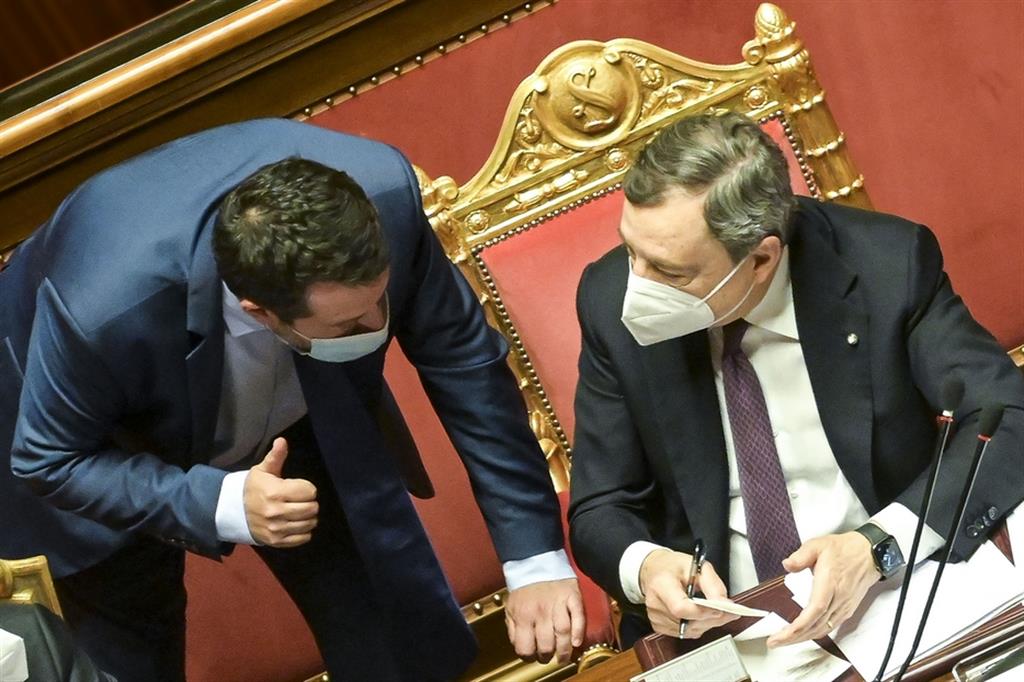 Matteo Salvini con il premier, Mario Draghi, in Senato