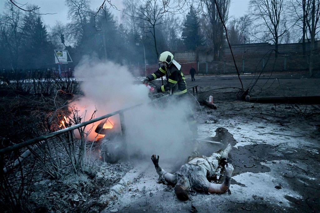 L'orrore della guerra: un passante rimasto ucciso nel bombardamento della torre della tv di Kiev