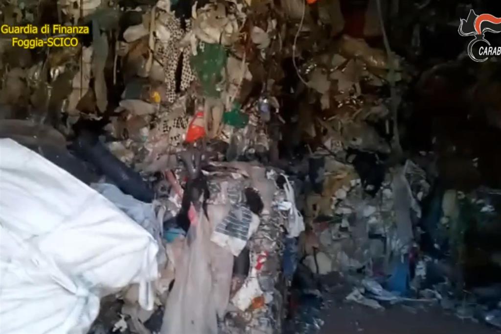 Un'immagine di rifiuti abusivi in Puglia scoperti da Guardia di finanza e Carabinieri