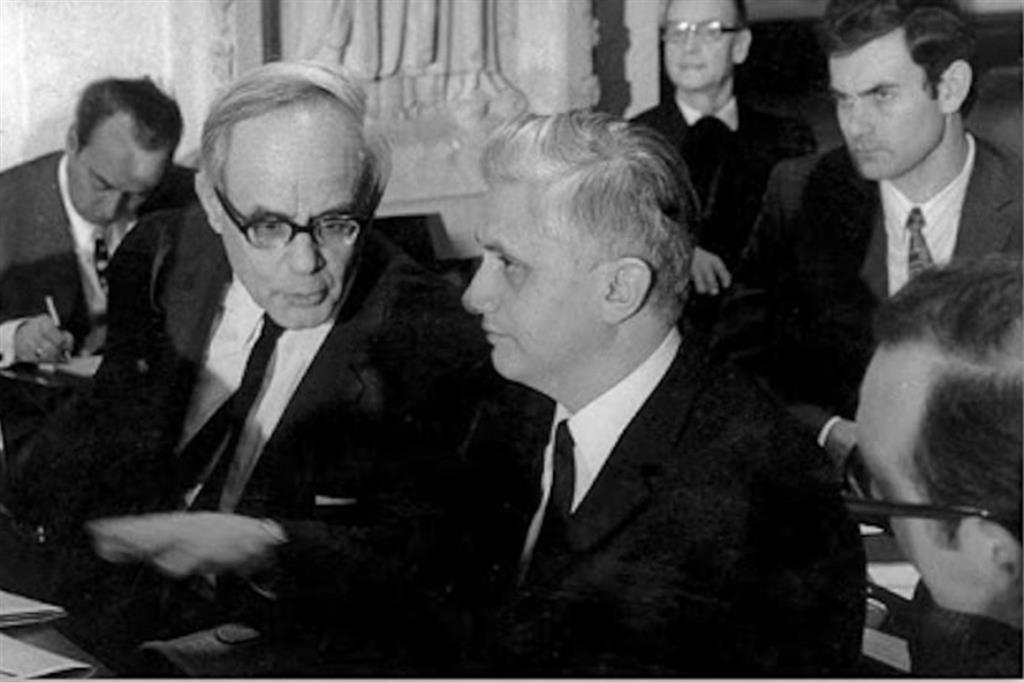 In primo piano Karl Rahner, a sinistra, e Joseph Ratzinger durante il Concilio Vaticano II