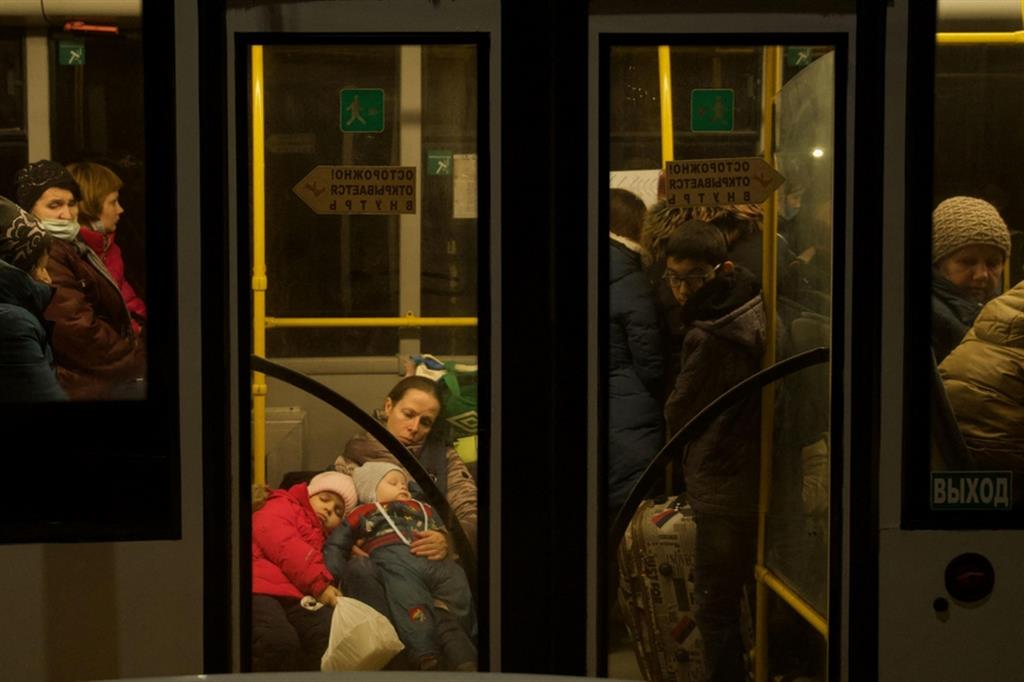 Famiglie ucraine delle zone occupate deportate in Russia e in attesa di essere trasferite in qualche città remota