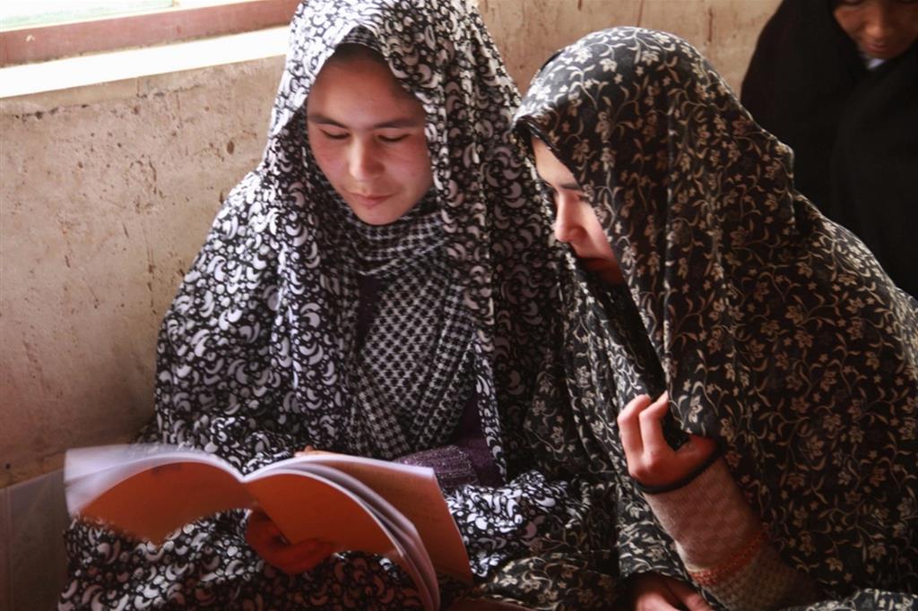 Afghanistan, centinaia di ragazze si presentano a scuola. E i presidi aprono