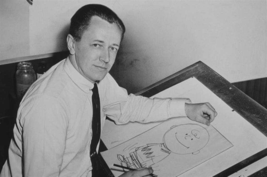 Charles M. Schulz nel 1956 mentre disegna Charlie Brown