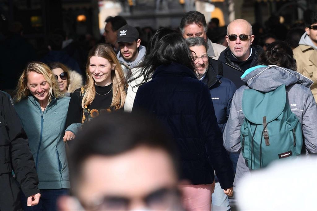 Folla a Milano nel primo giorno senza mascherine