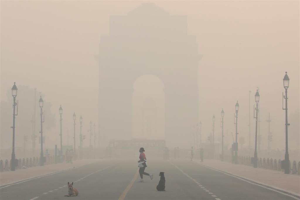 Jogging nel quartiere di Rajpath a New Delhi, sotto una fitta nube di smog