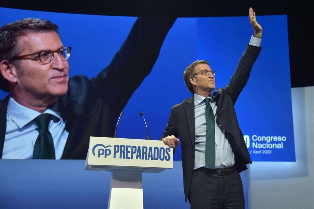 Il nuovo leader del Pp Alberto Núñez Feijóo è stato eletto dal congresso di Siviglia del partito