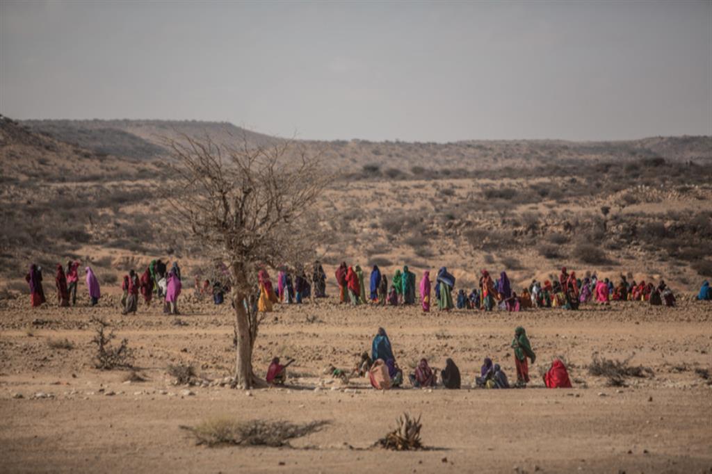 Donne in attesa vicino a un pozzo in Somalia per poter prendere un po' di acqua