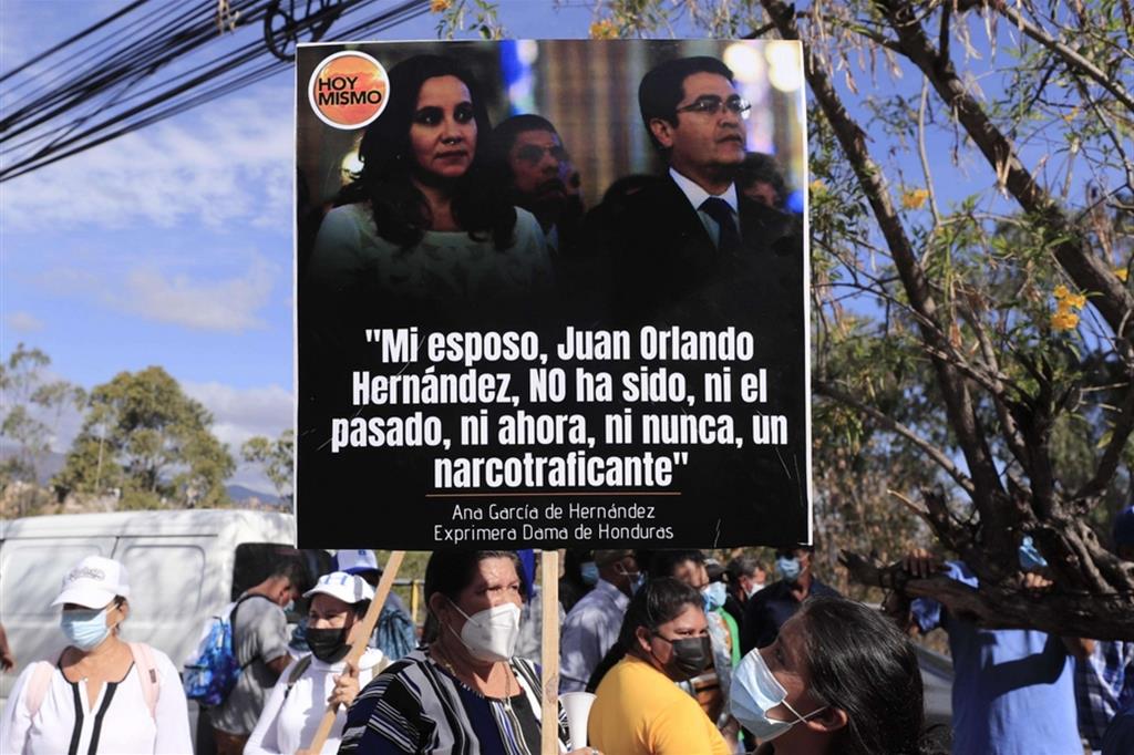 I sostenitori di Juan Orlando Hernández in piazza a Tegucigalpa contro l'estradizione
