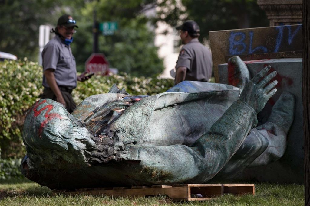 La statua del generale confederato Albert Pike abbattuta a Washington