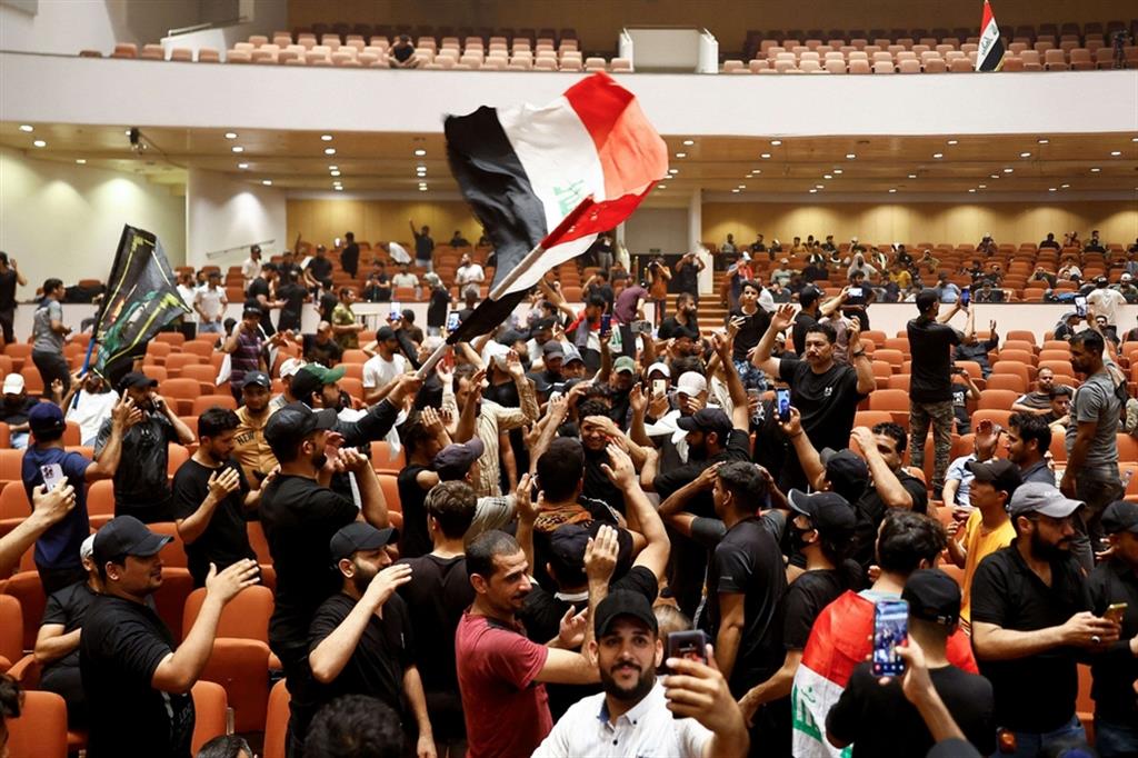 I sostenitori del leader sciita Moqtada Sadr prendono d'assalto il parlamento di Baghdad