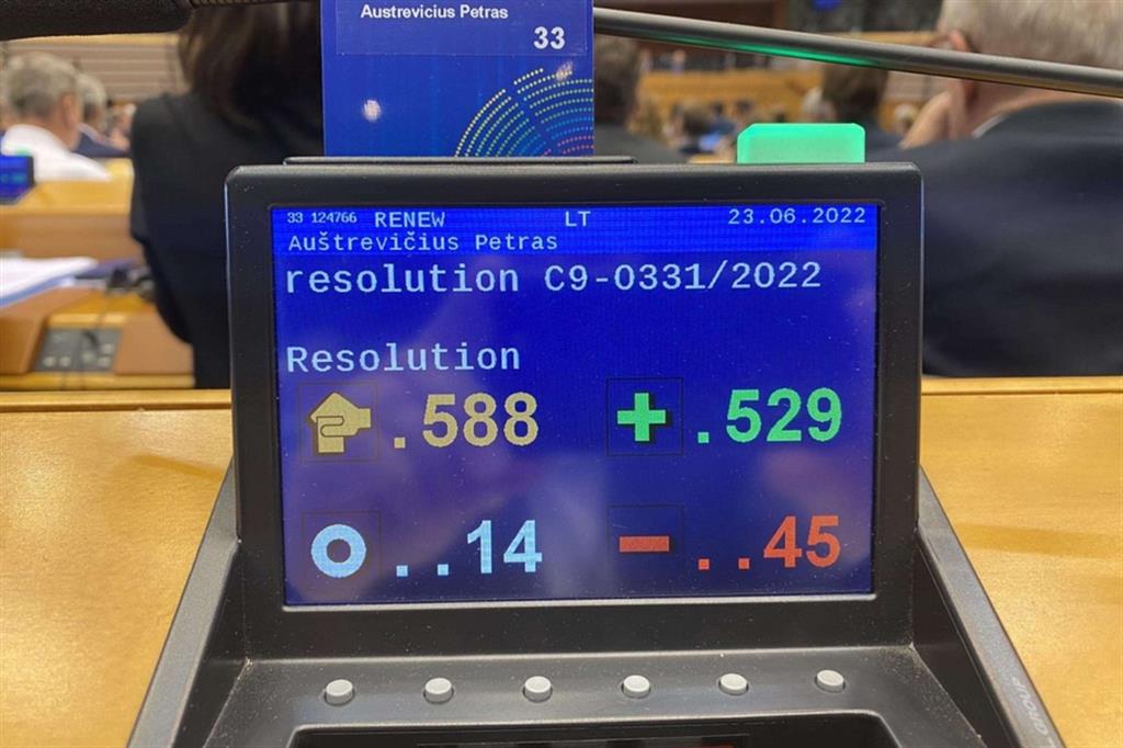 Un tweet sul profilo di Petras Austrevicius: Overwhelming support of #EP for the candidate status of #Ukraine , #Moldova and #Georgia (canditioned). Its a historical moment for united #Europe!