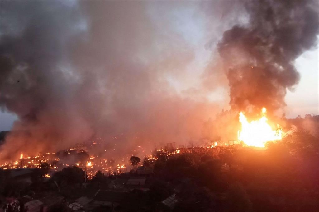 Una panoramica dell'incendio che ha devastato il campo di Balukhali nel Cox's Bazar - Reuters