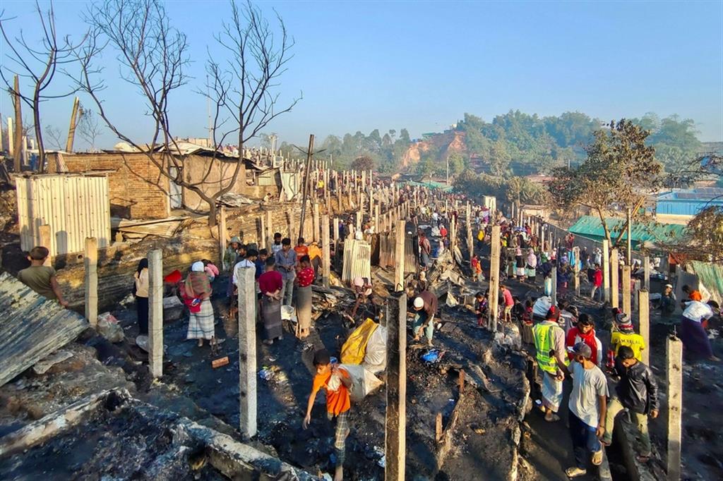 Panoramica generale dell'incendio che ha fatto quindici vittime nel campo rifugiati più grande del mondo a Cox's Bazar in Bangladesh - Reuters