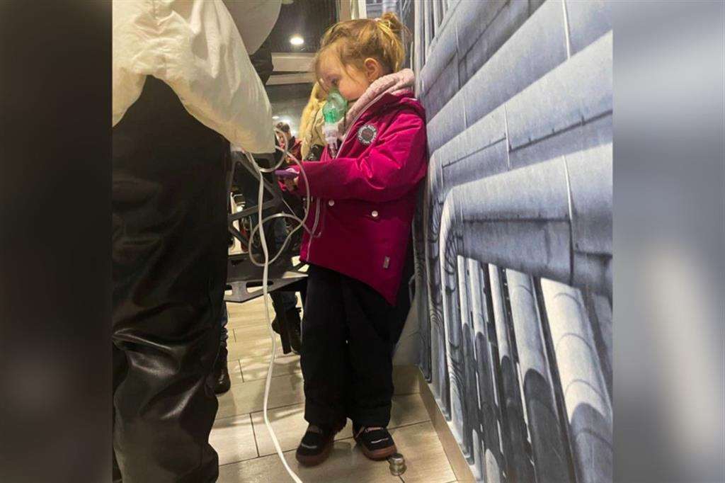 Bambina attaccata a un macchinario per ossigeno