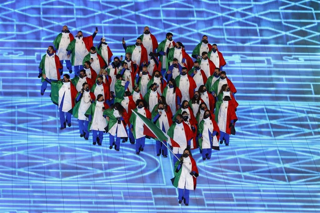 Ogni atleta italiano ha sfilato indossando una mantella tricolore, sovrapposta alla classica divisa da podio, disegnata da Giorgio Armani come omaggio alla bandiera.