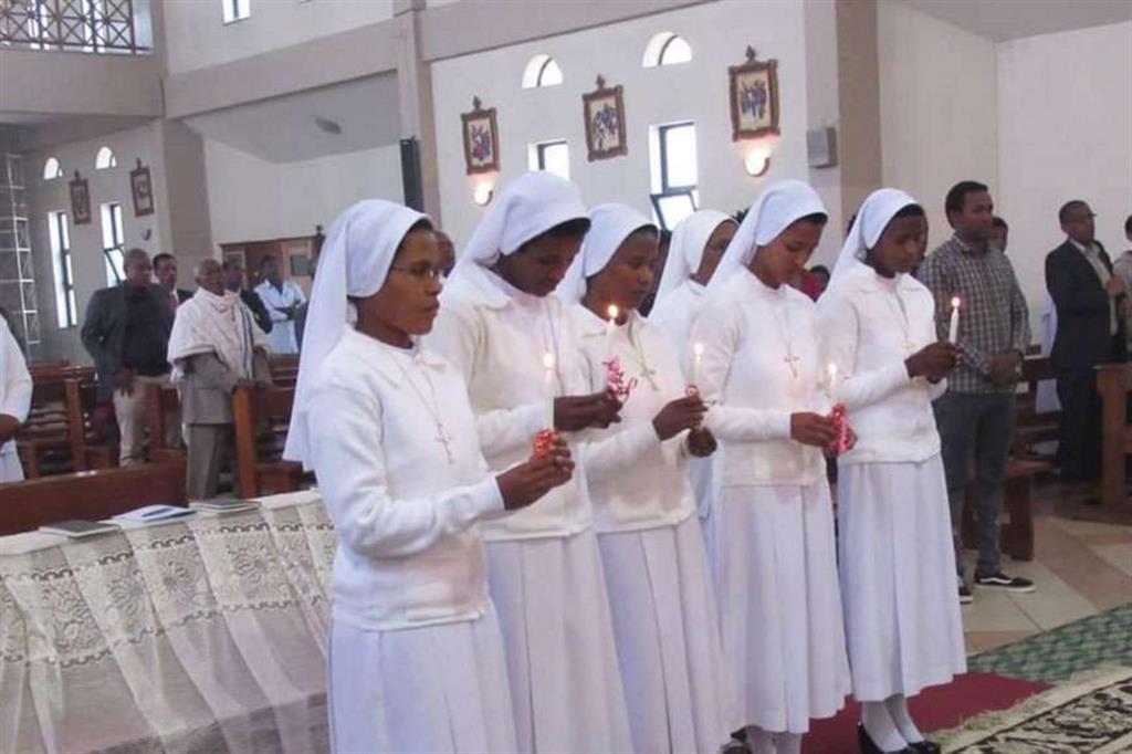 In un'immagine di repertorio nel 2019, nella chiesa di San Giuseppe, a Shola, il rito della professione da parte di alcune religiose