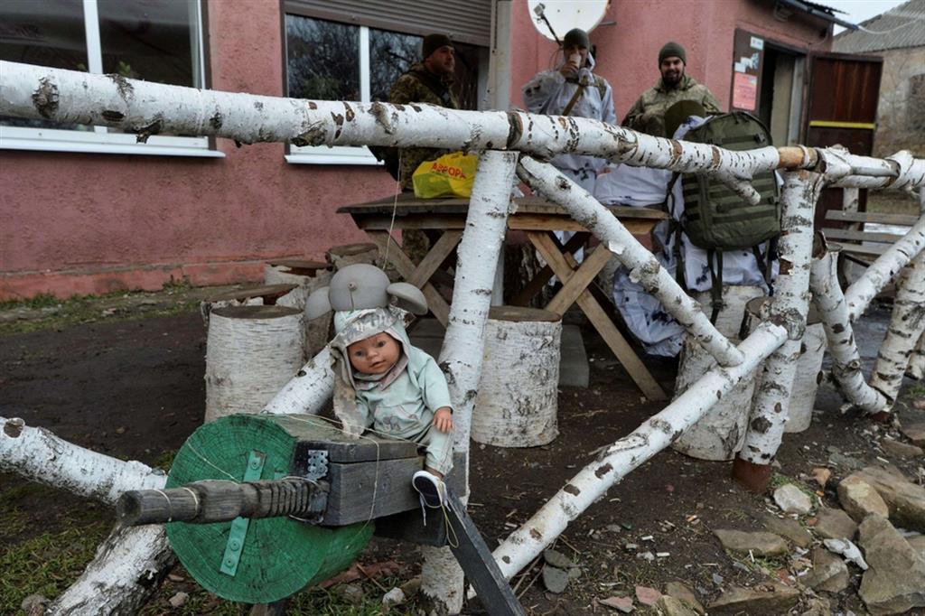Forze di sicurezza ucraine vicino a un negozio nella linea di confine tra la zona controllata dai ribelli sostenuti dalla Russia e nel villaggio di Verkhnotoretske, nella regione del Donetsk