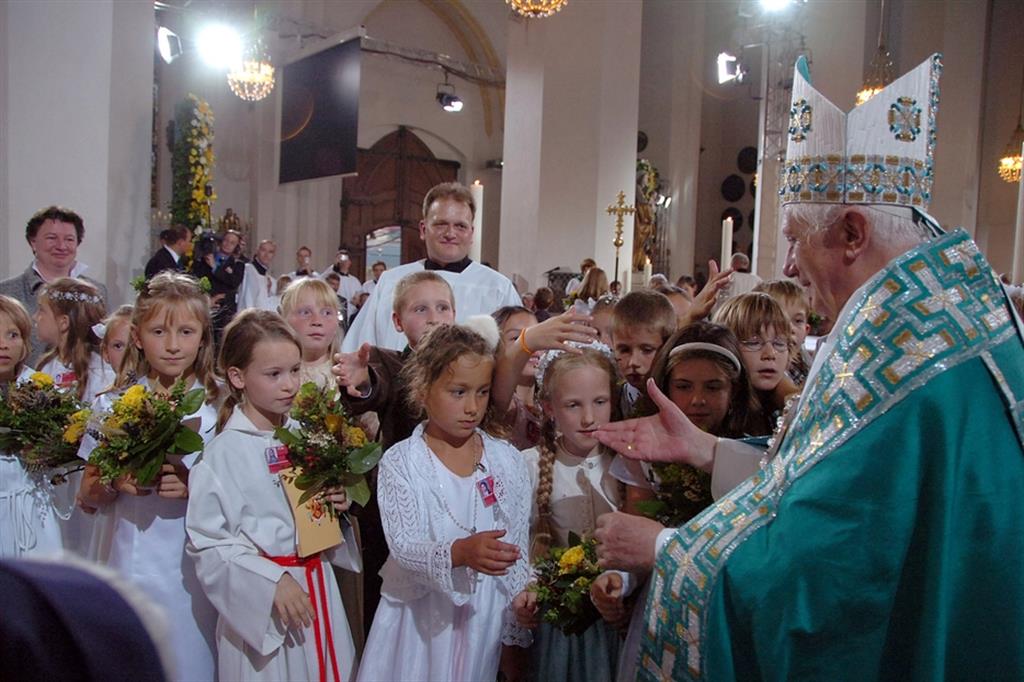 Papa Ratzinger durante una visita a Monaco incontra in cattedrale le bambine della Prima Comunione; era il settembre 2011