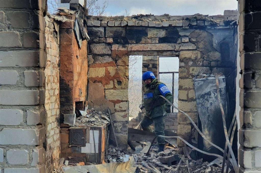 Il lavoro dei soccorritori nelle aree colpite dai mortai nei giorni precedenti nel Donbass
