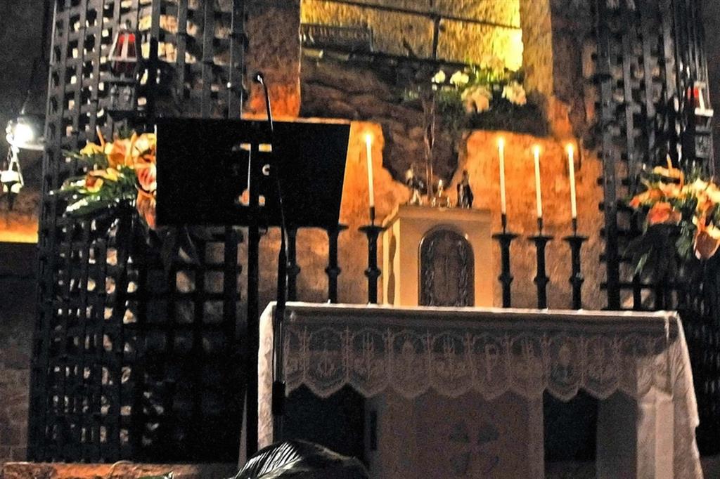 La tomba di san Francesco ad Assisi, davanti alla quale arde la lampada votiva per l'Italia